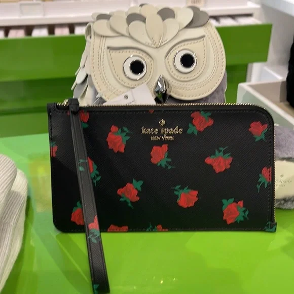 Kate Spade Lucy Medium L-Zip Wristlet
COLOR:
Black Multi
NWT - Picture 11 of 16